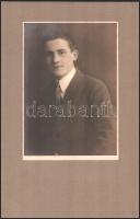 cca 1922 Fiatalember portréi, 3 db kartonra kasírozott fotó, az egyik hátoldalán dedikációval, 11,5x...