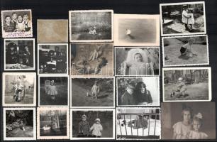61 db gyerekeket ábrázoló régi fotó, 5x4 cm és 13,5x8,5 cm között