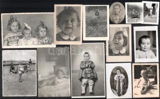 61 db gyerekeket ábrázoló régi fotó, 5x4 cm és 13,5x8,5 cm között