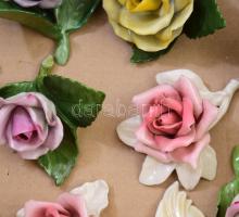 11 darab plasztikus porcelán rózsa, zömmel Ens, közte 4 darab Herendi, jelzett, sérülésekkel