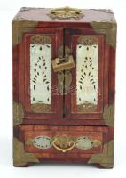 Kínai ékszeres asztali szekrény, sárgaréz veretekkel és faragott gyöngyház tábla berakásokkal, benne...