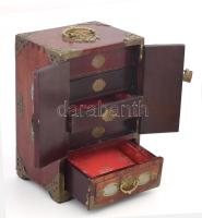 Kínai ékszeres asztali szekrény, sárgaréz veretekkel és faragott gyöngyház tábla berakásokkal, benne...