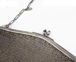 Ezüst (Ag) színházi táska, jelzés nélkül, sérült, bruttó: 231 g