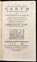 [Georg Jeremias Haner / Haner György Jeremiás (1707-1777)]: De scriptoribus rerum Hungaricarum et Transilvanicarum, scriptorisque eorundem antiquioribus, ordine chronologico digestis, adversaria Georgii Ieremiae Haneri, Saxonis Transilvani. Viennae, [Bécs], 1774. Typis Ioann. Thom. Nob. de Trattnern, XXIV+284+13 p. Latin nyelven. Átkötött modern félvászon-kötésben, restaurált címlappal.  Az erdélyi szász Haner György Jeremiás historiográfiai bibliográfiája Magyarország és Erdély történetíróit és műveiket dolgozza fel időrendben a XIII. és XVI. század közötti időszakból. Az eredetileg három részből álló munka első része.