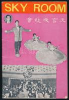 cca 1955 Hongkongi varieté képes műsorfüzete, benne az igazgató aláírásával 52 p. / approx. 1955 Hong Kong variety show picture booklet, signed by the director, 52 p.