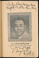 cca 1955 Hongkongi varieté képes műsorfüzete, benne az igazgató aláírásával 52 p. / approx. 1955 Hon...