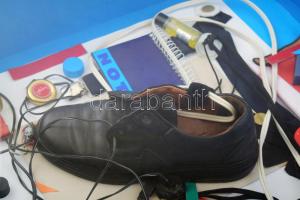 Tommy Vig (1938-): Bal lábbal keltem (big foot). Vegyes technika, kollázs, karton, jelzett. Üvegezet...