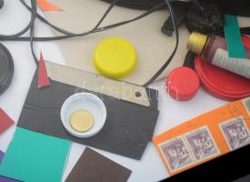 Tommy Vig (1938-): Bal lábbal keltem (big foot). Vegyes technika, kollázs, karton, jelzett. Üvegezet...