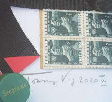 Tommy Vig (1938-): Bal lábbal keltem (big foot). Vegyes technika, kollázs, karton, jelzett. Üvegezet...