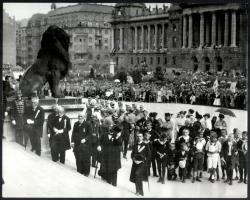 cca 1916 Budapest, Kossuth Lajos tér ünneplő tömeggel, sajtómegjelenésre előkészített modern nagyítás, 24×30 cm