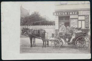 cca 1910 Budapest, Hungária körút 99. sz. Magyar Imre fényképészete, a kocsiban feltehetően az idős Jókai Mór és felesége Nagy Bella, futott fotólap, 9×13 cm