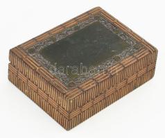 Geometrikus mintás ékszeres doboz, benne bizsukkal, 12x9 cm