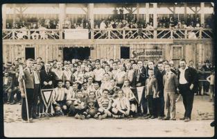 cca 1920 Kassa, futballcsapat csoportképe a régi KTE stadionban, fotólap Bierbrunner Zoltán kassai műterméből, hátoldalon pecséttel jelzett, 9×13 cm