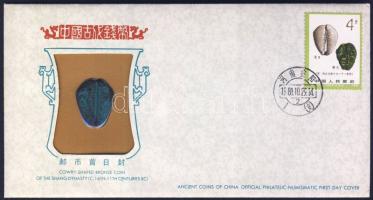 Kína ie.11-16. sz. A Shang dinasztia kagyló alakú bronzpénzének replikátja érmés, bélyeges elsőnapi borítékon, hátoldali tanúsítvánnyal T:1