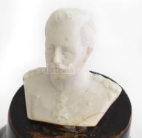 cca 1915, II. Vilmos porcelán büszt, fa talapzaton, kis repedéssel, m: 10 cm