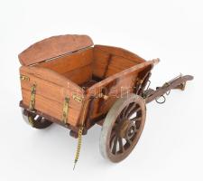 Fa szekér makett, h: 40 cm