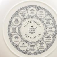 2 darab angol dísztál, jelzett, közte Wedgwood, d: 26-27 cm