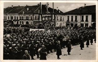 1938 Rozsnyó, Roznava; bevonulás, "Mindent Vissza" díszkapu, Seidl és Neumann üzlete, Stiglitz szálloda, étterem és kávéház / entry of the Hungarian troops, decorated gate with irredenta propaganda, shops, hotel, restaurant and café + "1938 Rozsnyó visszatért" So. Stpl. (fl)