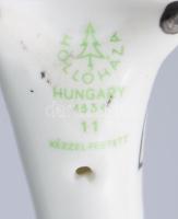 Hollóházi art deco kutya. Terv.: Őry Ferenc. Jelzett, kis mázhibával, h: 11,5 cm