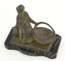 Mednat antik francia figurális ékszertartó, márvány talapzaton, 16x13 cm
