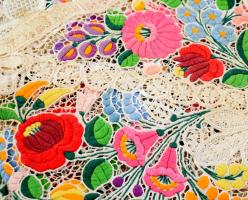 2 darab nagyobb Kalocsai Richelieu mintás terítő, elszíneződve