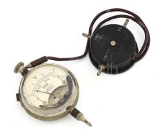 Antik voltmérő, dobozában