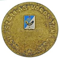 ~1980. "Kisujszállás Város Tanácsa" kétoldalas bronz emlékérem zománcozott rátéttel (92mm)...