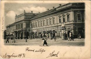 1899 (Vorläufer) Nyíregyháza, Városháza, Schatz Károly, Bacher Gyula, Horn K., Ferenczi, Deutsch Sámuel üzlete. Hoffmann B. Béla kiadása (b)