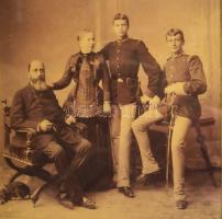 cca 1900 Két fiatal hadapród portréja, családjuk körében. Fotó, Kozmata Ferenc budapesti műterméből,...