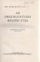 Siklóssy László: Az országgyűlési beszéd útja. Kornis Gyula előszavával. Budapest, 1939. Királyi Magyar Egyetemi Nyomda. 605 + [1] p. + 39 t. (30 kétoldalas, 9 kihajtható). Első kiadás. Siklóssy László (1881-1951) művelődéstörténész munkája a magyarországi országgyűlések sajtónyilvánosságának történetét örökíti meg. Az oldalszámozáson belül rajzokkal, karikatúrákkal, hasonmásokkal gazdagon illusztrált médiatörténeti munka a reformkori tudósítási küzdelmekre, illetve a dualizmus korától a gyorsírási intézmény történetére koncentrál. Aranyozott, enyhén foltos kiadói egészvászon kötésben. Jó példány.