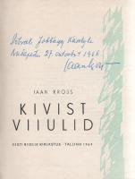 Kross, Jaan:  Kivist viiulid. [Kőhegedűk. Versek.] (Dedikált.) Tallinn, 1964. Eesti Riiklik Kirjastus (Esztonszkoje Goszudarsztvennoje Izdatyelszvto). 110 + [2] p. Első kiadás. Dedikált: ,,Sobrale Jobbágy Károlyile. Budapestis 27. octobris 1966. Iaan Kross". Jaan Kross (1920-2007) többszörösen irodalmi Nobel-díjra jelölt, Herder-díjas észt költő és író verseskötetét Alo Hoidre észt grafikusművész kétszínnyomású rajzai díszítik. Prov.: Jobbágy Károly. [Jobbágy Károly (1921-1998) költő, orosz műfordító, gimnáziumi tanár és könyvtáros.] Illusztrált kiadói egészvászon kötésben, színes, illusztrált kiadói védőborítóban. Jó példány.