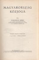 Tomcsányi Móric: Magyarország közjoga. Budapest, 1940. A szerző kiadása - Királyi Magyar Egyetemi Nyomda. 564 p. Tomcsányi Móric (1878-1951) jogtudós, jogász, az alkotmányjog és a közigazgatási jog elismert szakértője. Bevezető jellegű szakmunkájának első kiadása 1932-ben jelent meg, példányunk az 1940. évi harmadik, átdolgozott, bővített kiadásból való. Az alkotmánytani munka a legfontosabb jogi fogalmakat tisztázza, definiálja a szuverenitás, az állam, a törvény, a kormányerejű rendelet, az önkormányzati szabályozás fogalmát, az állampolgárság, a nemzet, a király, a kormány, a felsőház, a képviselőház, a kormány, a minisztériumok, a törvényhatóságok (önkormányzatok) fogalmát, a honosítás és az állampolgárság elvesztésének fogalmait. A magántulajdon sérthetetlenségét deklaráló és a közjogi helyzet tényezőit kidolgozó munka új kiadásának több oka is volt: a közjogi szempontból nem tisztázott helyzetű Kárpátalja visszatérésével, illetve a zsidótörvények kihirdetésével számos addig egyértelmű jogi helyzetre kellett új válaszokat adni. Aranyozott gerincű, vaknyomásos, enyhén elszíneződött, halványan foltos kiadói egészvászon kötésben. Jó példány.