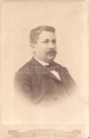 [Fotó] György Aladár (1844-1906) pedagógiai író, statisztikus, közíró aláírt, dedikált portréja (1890). Készült: Budapest, (1890). Mertens és Társa fényképészeti műintézet. 144x100 mm méretű fénykép egy kemény hátú, előnyomott, 165x118 méretű kartonon. György Aladár (1844-1906) hosszú, részben külföldön töltött bölcsészeti tanulmányok után a Vasárnapi Ujság és a Hon című lapok újságírójaként helyezkedett el. Pedagógiai, néprajzi és szociológiai cikkeket egyaránt írt. Nyikolaj Vasziljevics Gogol, Victor Hugo és Verne Gyula fordítója, az Országos Statisztikai Hivatal tisztviselője, a Magyar Néprajzi Társaság alelnöke volt, nem mellékesen a marxizmus egyik első hazai ismertetője. A fénykép hátoldalán dedikált: ,,Ericának emlékül Aladár. 31/12 80." Ugyanott ismeretlen kéztől való sorok: ,,György Aladár, Adél néniék jó barátja." Jó állapotú lap, a portré alatt és a fotókarton hátoldalán a fényképész cég aranyozott, előnyomott műtermi jelzésével.