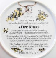 1990 Lilien dísztányér, Gustav Klimt: A csók című festményének reprodukciójával, jelzett, d: 22 cm