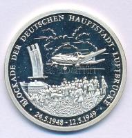 Németország DN "Einigkeit und Recht und Freiheit... - Wenderpunkte Deutscher Geschichte / Blockade der Deutschen Haupstadt - Luftbrücke - 24.5.1949." Ag emlékérem kapszulában (8,48g/0.999) T:PP Germany ND "Einigkeit und Recht und Freiheit... - Wenderpunkte Deutscher Geschichte / Blockade der Deutschen Haupstadt - Luftbrücke - 24.5.1949." Ag commemorative medallion in capsule (8,48g/0.999) C:PP