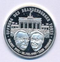 Németország DN "Einigkeit und Recht und Freiheit... - Wenderpunkte Deutscher Geschichte / Öffnung des Brandenburger Tores - Helmut Kohl - 22. Dez. 1989. - Hans Modrow" Ag emlékérem kapszulában (8,35g/0.999) T:PP Germany ND "Einigkeit und Recht und Freiheit... - Wenderpunkte Deutscher Geschichte / Öffnung des Brandenburger Tores - Helmut Kohl - 22. Dez. 1989. - Hans Modrow" Ag commemorative medallion in capsule (8,35g/0.999) C:PP