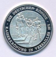 Németország DN "Der Deutschen Könige - Kaiserkrönung in Versailles 1871. / Deutsche Könige 1701-1918." jelzett Ag emlékérem kapszulában (8,58g/0.999) T:PP Germany ND "Der Deutschen Könige - Kaiserkrönung in Versailles 1871. / Deutsche Könige 1701-1918." marked Ag commemorative medallion in capsule (8,58g/0.999) C:PP