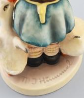Hummel libákat etető kislány. Kézzel festett porcelán, jelzett, hibátlan, m: 15,5 cm