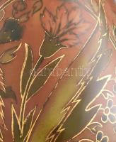 Zsolnay váza. cca 1885, aranykontúrozott virágmintával festett korongozott finomfajansz. Jelzett: ko...