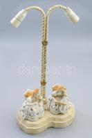 Antik kétágú elektromos lámpa, 2 historizáló porcelán figurával díszítve, jelzés nélkül, m: 45 cm