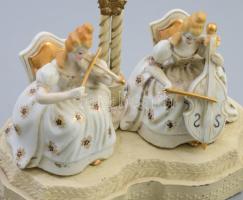 Antik kétágú elektromos lámpa, 2 historizáló porcelán figurával díszítve, jelzés nélkül, m: 45 cm