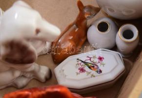 Hollóházi 12 darabos porcelán tétel, közte érdekesebb darabokkal