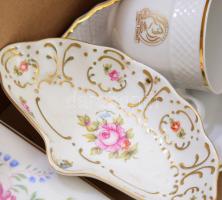 Hollóházi 12 darabos porcelán tétel, közte érdekesebb darabokkal