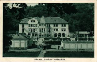 1933 Sikonda (Komló), Szálloda és szökőkút