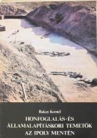 Bakay Kornél: Honfoglalás és államalapítás-kori temetők az Ipoly mentén. A szerző, Bakay Kornél (1940-) régész, muzeológus által egykori tanára, Dienes István (1929-1995) régész, muzeológus részére DEDIKÁLT példány! Benne Dienes István jegyzeteivel, jegyzetlapokon, Studia Comitatensia 6. Szentendre, 1978., Pest m. Múzeumok Igazgatósága, 200 p. Kiadói papírkötés. Megjelent 1000 példányban. Ritka!