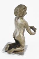 Térdelő fiú fém szobor, m:16 cm
