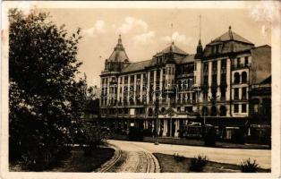 Debrecen, Arany Bika szálloda, villamos "Kakas paszta" reklám, Magyar Ruhaipar, Meteor üzlete (fl)