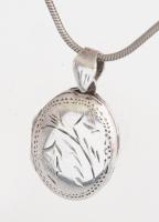 Ezüst(Ag) kígyó nyaklánc ovális nyitható képtartó medállal, jelzett, h: 45 cm, 2,5×1,5 cm, nettó: 8 g