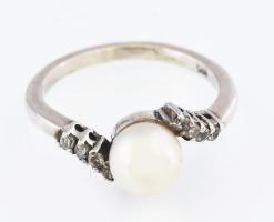 Ezüst(Ag) gyöngyös-köves gyűrű, jelzett, méret: 53, bruttó: 3 g