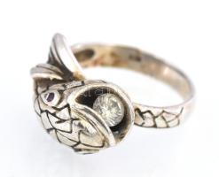 Ezüst(Ag) plasztikus hal gyűrű, szájában kővel, jelzett, méret: 55, bruttó: 7,2 g